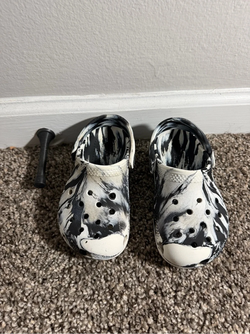 CROCS Kids Marble-Print Clogs in Black & White